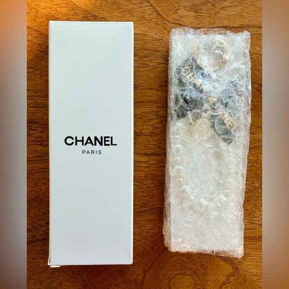 Chanel Sparkling Blue Tweed & Pearls Bag Charm with ‘CC’ Button. NEW in Box. - Picture 3 of 12